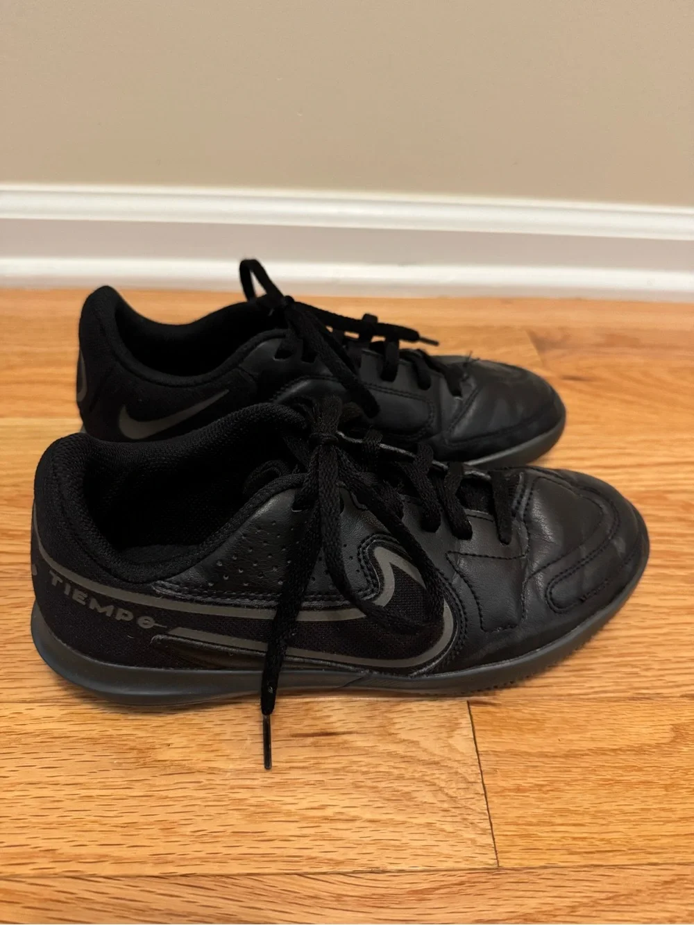 Nike Kids Tiempo Legend 9 Club Indoor Soccer Shoes - size 3.5Y